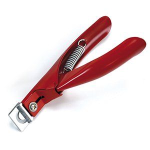 Un cortaúñas rojo con resorte.