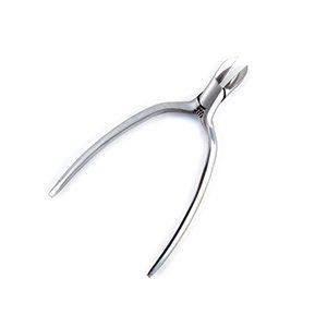 Un par de cortaúñas de acero inoxidable sobre un fondo blanco.