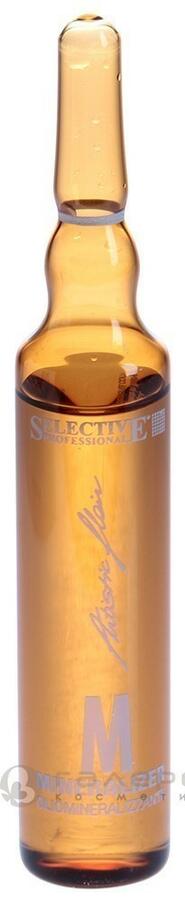 Un primer plano de una botella de líquido sobre un fondo blanco.