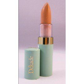 Un lápiz labial decade reposa sobre una superficie blanca