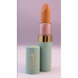 Un lápiz labial decade reposa sobre una superficie blanca