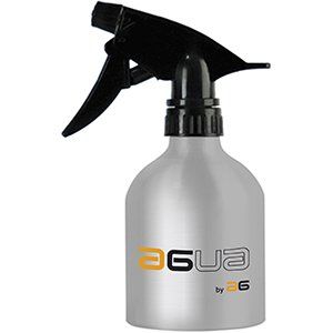 Una botella de spray que dice agua by bg.