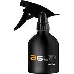 Una botella de spray negra con la palabra agua escrita en ella.