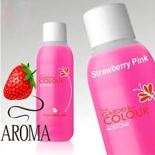 Una botella de esmalte de uñas de color rosa fresa con una fresa en la etiqueta.