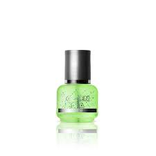 Una botella de esmalte de uñas verde sobre un fondo blanco.