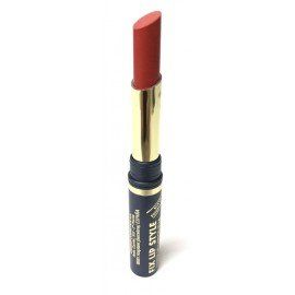 Un lápiz labial rojo en un tubo dorado con la palabra estilo.