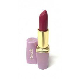 Un lápiz labial rosa con una tapa dorada está sobre una superficie blanca.