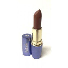 Un primer plano de un lápiz labial en un tubo azul sobre un fondo blanco.