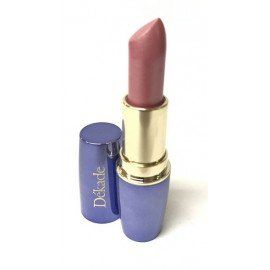 Un primer plano de un lápiz labial en un tubo azul sobre un fondo blanco.