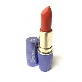 Un primer plano de un lápiz labial rojo en un tubo azul sobre un fondo blanco.