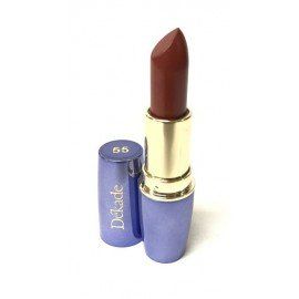 Un primer plano de un lápiz labial en un tubo azul sobre un fondo blanco.