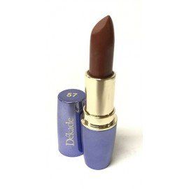 Un primer plano de un lápiz labial sobre un fondo blanco.