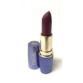 Un lápiz labial morado reposa sobre una superficie blanca.