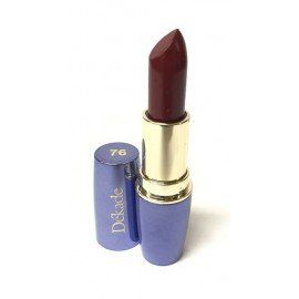 Un lápiz labial con el número 76 está sobre una superficie blanca.