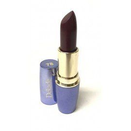 Un lápiz labial morado reposa sobre una superficie blanca.