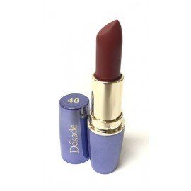 Un primer plano de un lápiz labial dekade sobre un fondo blanco.