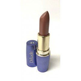 Un primer plano de un lápiz labial en un tubo azul sobre un fondo blanco.