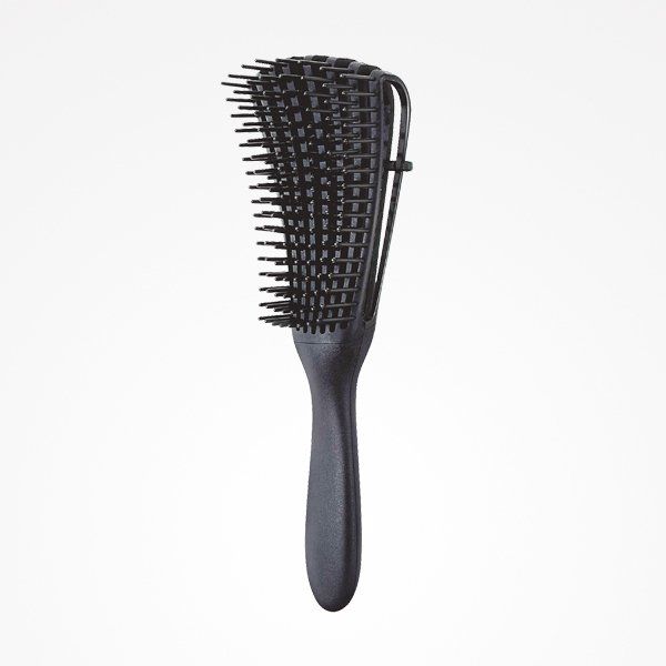 Un cepillo de pelo negro con mango de madera sobre un fondo blanco.