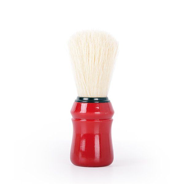 Una brocha de afeitar con mango rojo y cerdas blancas sobre un fondo blanco.