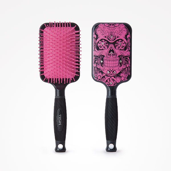 Un cepillo de pelo rosa con un diseño de calavera.