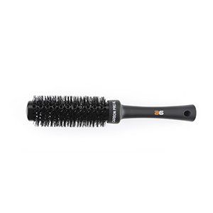 Un cepillo de pelo redondo con mango negro sobre fondo blanco.