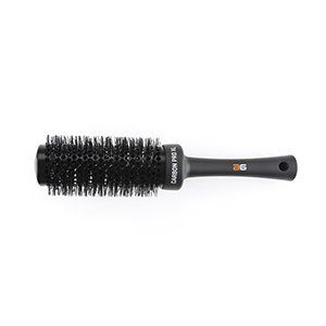 Un cepillo de pelo redondo con mango negro sobre fondo blanco.