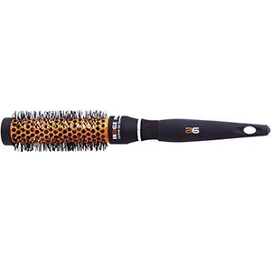 Un cepillo de pelo redondo con mango negro sobre fondo blanco.