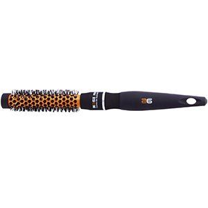 Un cepillo de pelo redondo con mango negro sobre fondo blanco.