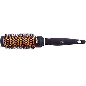 Un cepillo de pelo redondo con mango negro sobre fondo blanco.