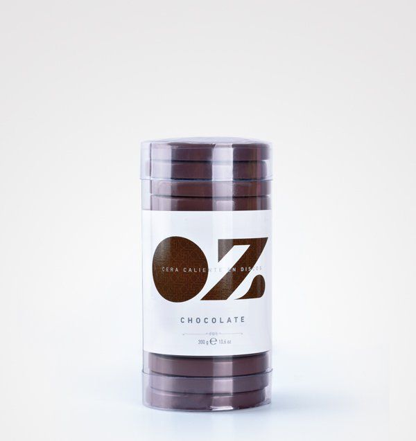 Una botella de chocolate de 1 oz está sobre una mesa.