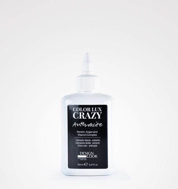 Una botella de champú antiblanco color lux crazy sobre un fondo blanco.