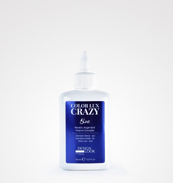 Una botella de tinte para el cabello color lux azul loco sobre un fondo blanco.