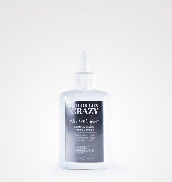 Una botella de spray para cabello color lux crazy neutral sobre un fondo blanco.