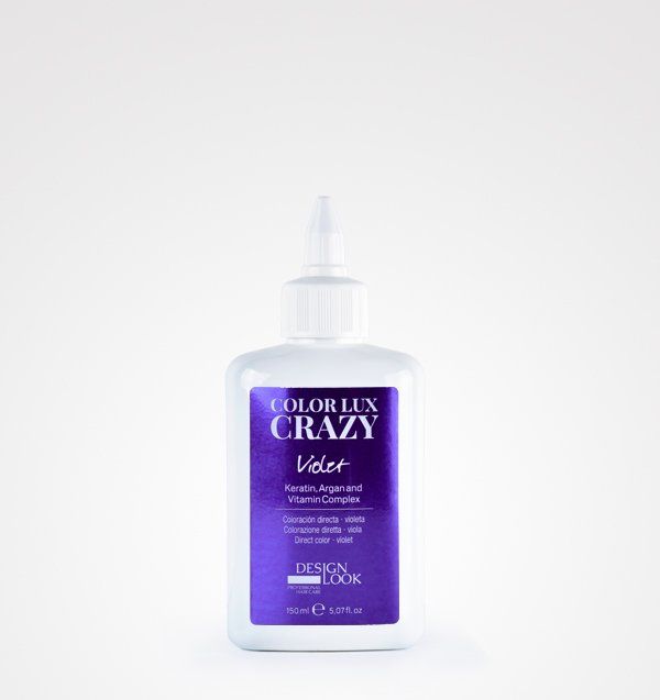 Una botella de tinte para el cabello color lux crazy violeta sobre un fondo blanco.