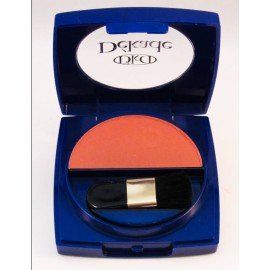 Un recipiente azul con un rubor y un pincel dentro.