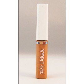 Una botella de lápiz labial Dekade se encuentra sobre una superficie blanca.