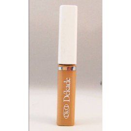 Un tubo de corrector Dekade se encuentra sobre una superficie blanca.