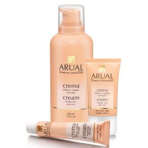Tres botellas de crema arual están una al lado de la otra.