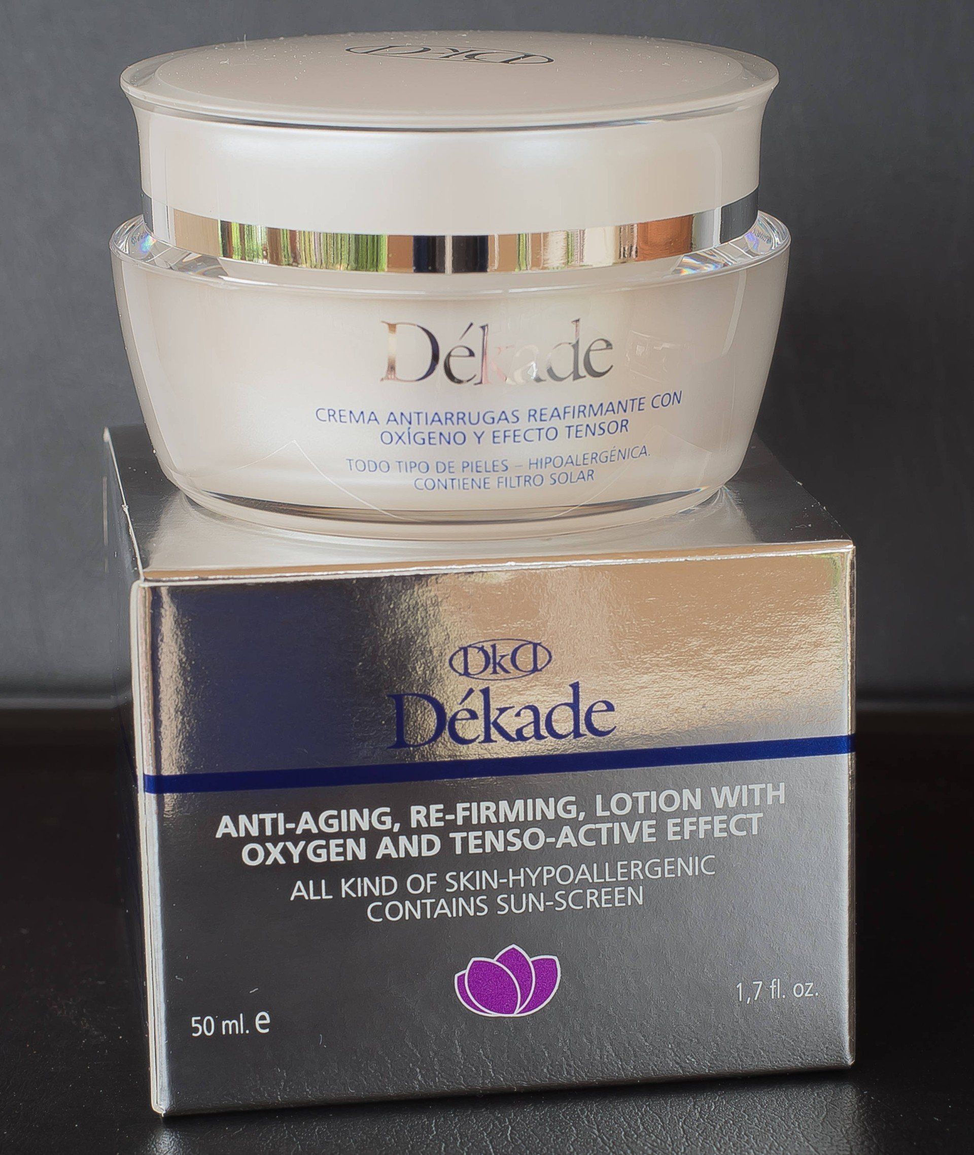 Un frasco de loción reafirmante antiedad dekade con efecto oxígeno y tensoactivo