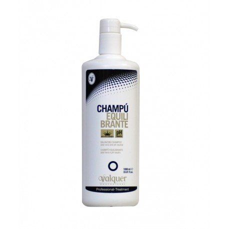 Una botella blanca de champú con un dosificador sobre un fondo blanco.
