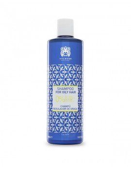 Una botella azul de champú para cabello graso sobre un fondo blanco.