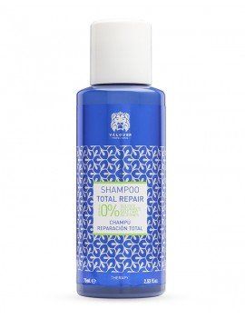 Una botella de champú azul con una tapa blanca sobre un fondo blanco.