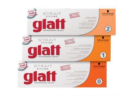 Tres cajas de Strait Styling Glatt están apiladas una sobre otra sobre un fondo blanco.
