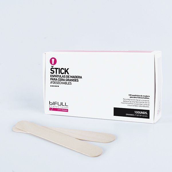 Una caja de barras de cera de madera sobre una mesa.