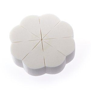 Una esponja blanca en forma de flor sobre un fondo blanco.