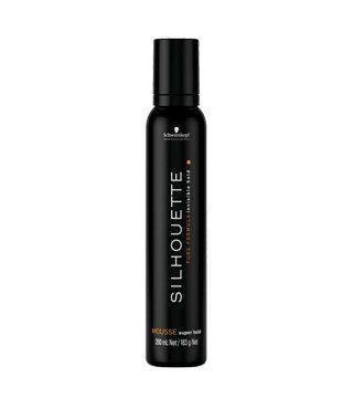 Una botella de mousse Schwarzkopf Silhouette sobre un fondo blanco.