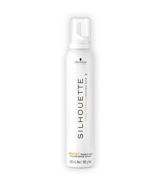 Una botella de mousse Schwarzkopf Silhouette sobre un fondo blanco.