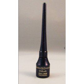 Una botella de delineador de ojos Dekade está sobre una mesa.