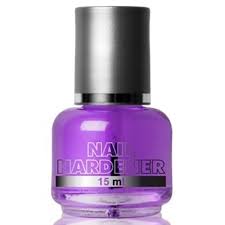 Una botella de endurecedor de uñas de color morado sobre un fondo blanco.