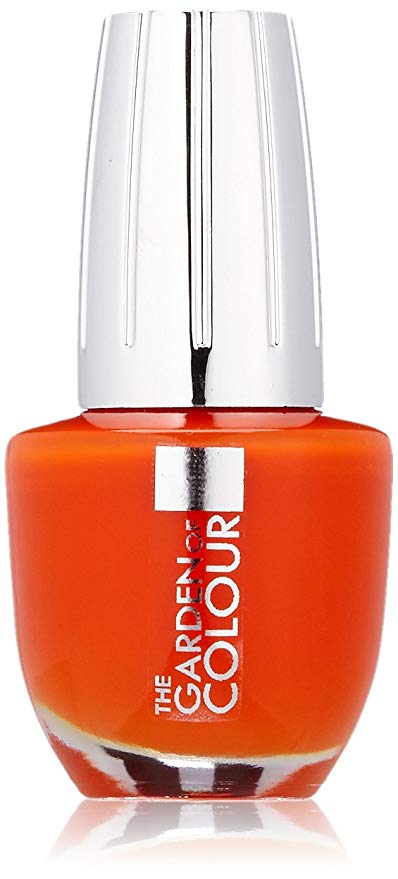 Una botella de esmalte de uñas naranja con un tapón plateado sobre un fondo blanco.